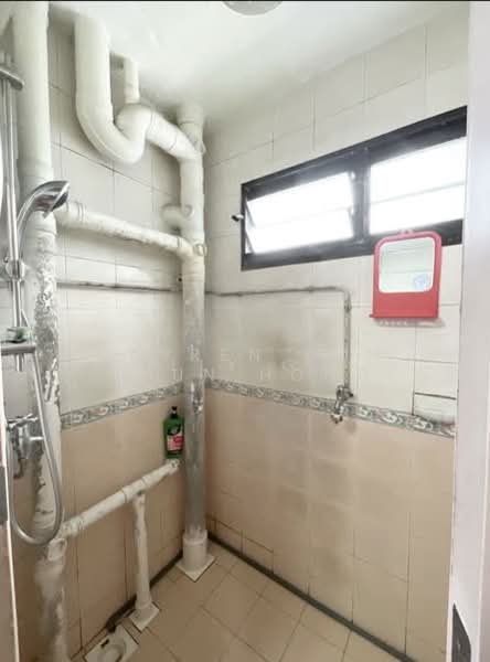 209 Boon Lay Place, 209 Boon Lay Place, 2 Bedrooms, 796 sqft, HDB Flat For Sale, by Darren Koh Chun Hong, 500190749 - Bathroom - PropertyGuru.com.sg