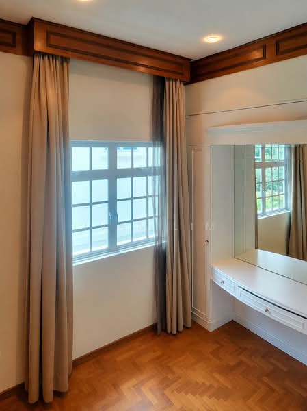 Melrose Drive, , 6 Bedrooms, 4,000 sqft, Detached House For Rent, by Ivan Lim, 500190762 - Vanity Area within Master - PropertyGuru.com.sg