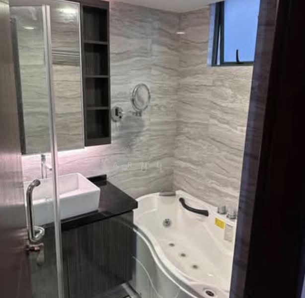 Summerdale, 2 Boon Lay Drive, 3 Bedrooms, 1,217 sqft, Condominium For Sale, by Arul ., 500190796 - Bathroom - PropertyGuru.com.sg