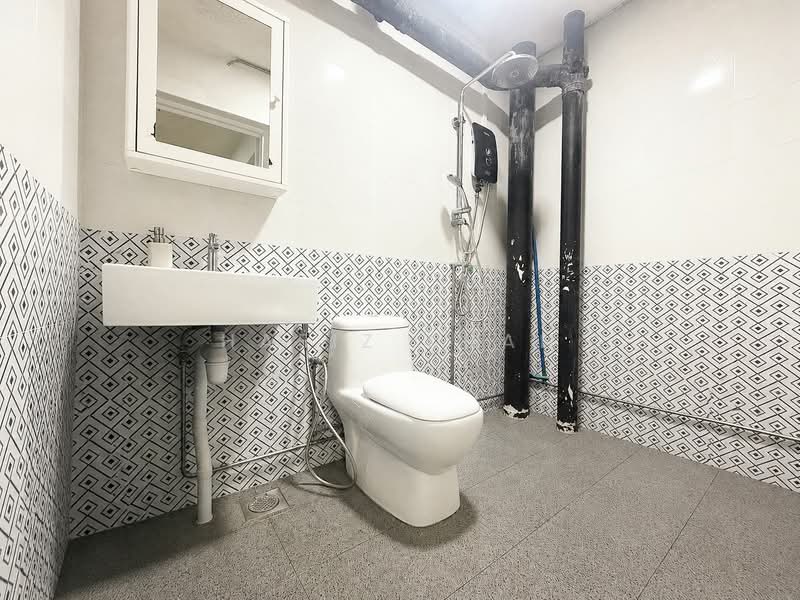 727 Tampines Street 71, 727 Tampines Street 71, 3 Bedrooms, 1,324 sqft, HDB Flat For Sale, by Hafiz Khan, 500190827 - Bathroom - PropertyGuru.com.sg