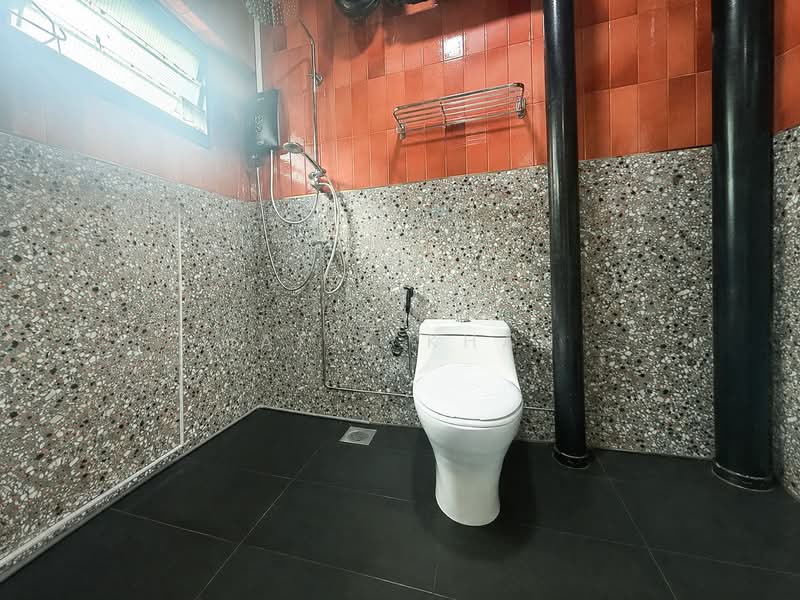 727 Tampines Street 71, 727 Tampines Street 71, 3 Bedrooms, 1,324 sqft, HDB Flat For Sale, by Hafiz Khan, 500190827 - Bathroom - PropertyGuru.com.sg