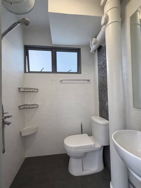 304 Clementi Avenue 4, 304 Clementi Avenue 4, 2 Bedrooms, 721 sqft, HDB Flat For Sale, by Lawrence Tan, 500190838 - Common Bathroom - PropertyGuru.com.sg
