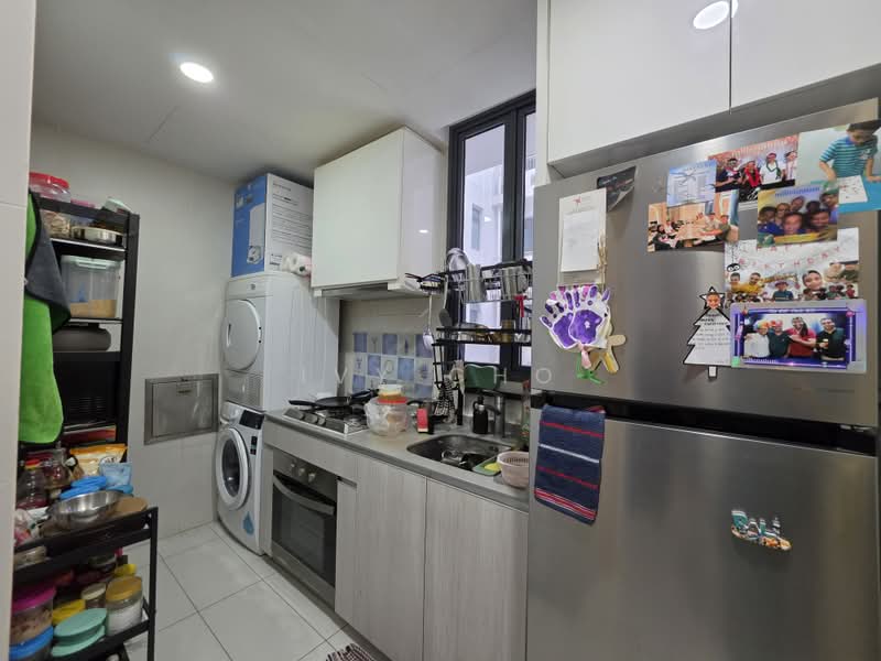 The Luxurie, 25 Compassvale Road, 2 Bedrooms, 775 sqft, Condominium For Sale, by Ivy Cho, 500190862 - Kitchen - PropertyGuru.com.sg