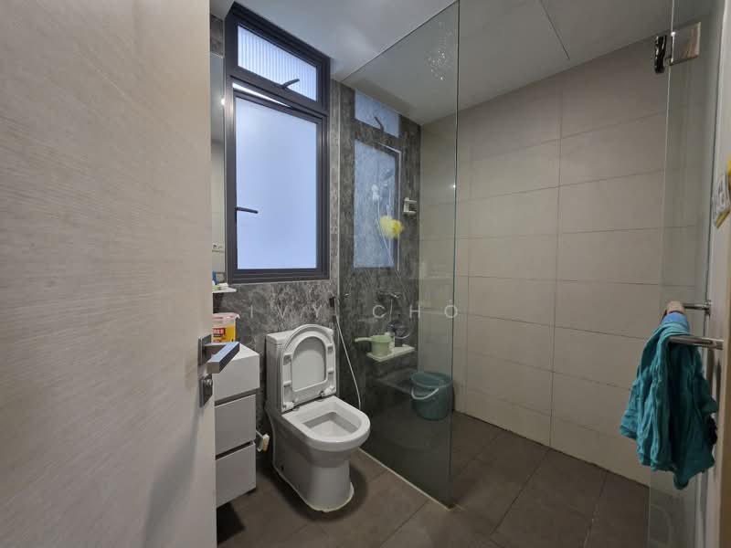 The Luxurie, 25 Compassvale Road, 2 Bedrooms, 775 sqft, Condominium For Sale, by Ivy Cho, 500190862 - Bathroom - PropertyGuru.com.sg