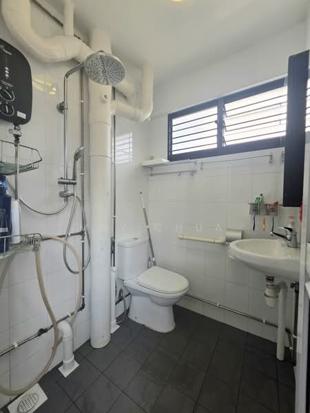 118 Serangoon North Avenue 1, 118 Serangoon North Avenue 1, 3 Bedrooms, 980 sqft, HDB Flat For Sale, by May Chua, 500190875 - Common Bathroom - PropertyGuru.com.sg