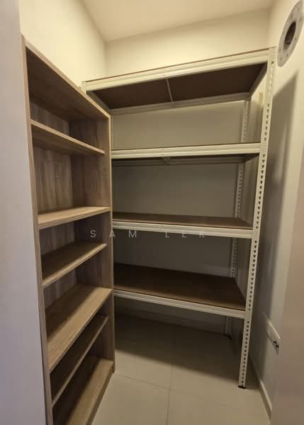 Spottiswoode 18, 18 Spottiswoode Park Road, 2 Bedrooms, 657 sqft, Condominium For Rent, by Sam Lek, 500190922 - Storage Room with shelves - PropertyGuru.com.sg
