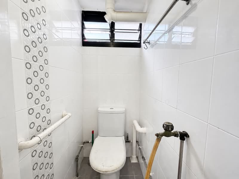 75 Bedok North Road, 75 Bedok North Road, 2 Bedrooms, 635 sqft, HDB Flat For Sale, by Frederick Foo, 500190962 - Toilet - PropertyGuru.com.sg