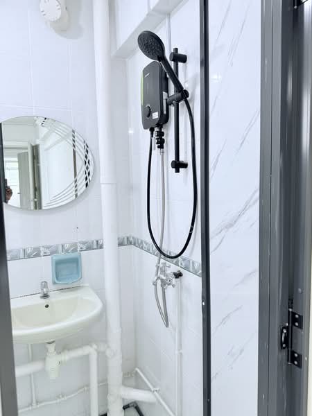 100 Bedok North Avenue 4, 100 Bedok North Avenue 4, 2 Bedrooms, 882 sqft, HDB Flat For Rent, by Lenny C V, 500190973 - Bathroom - PropertyGuru.com.sg
