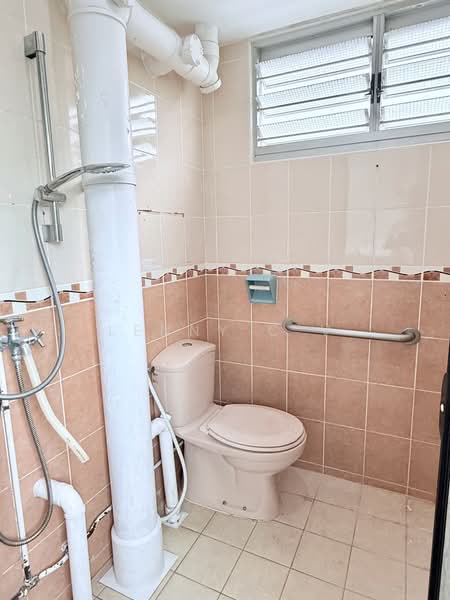 100 Bedok North Avenue 4, 100 Bedok North Avenue 4, 2 Bedrooms, 882 sqft, HDB Flat For Rent, by Lenny C V, 500190973 - Bathroom - PropertyGuru.com.sg