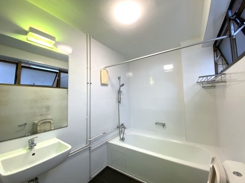 The Cairnhill, 4 Cairnhill Rise, 4 Bedrooms, 2,788 sqft, Condominium For Rent, by Ruth Ng, 500190976 - Bathroom - PropertyGuru.com.sg
