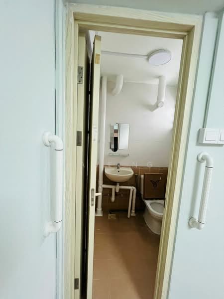 531 Jurong West Street 52, 531 Jurong West Street 52, 2 Bedrooms, 721 sqft, HDB Flat For Rent, by Dave Ng, 500190993 - Bathroom - PropertyGuru.com.sg