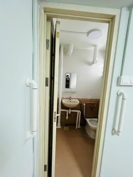531 Jurong West Street 52, 531 Jurong West Street 52, 2 Bedrooms, 721 sqft, HDB Flat For Rent, by Dave Ng, 500190993 - Bathroom - PropertyGuru.com.sg