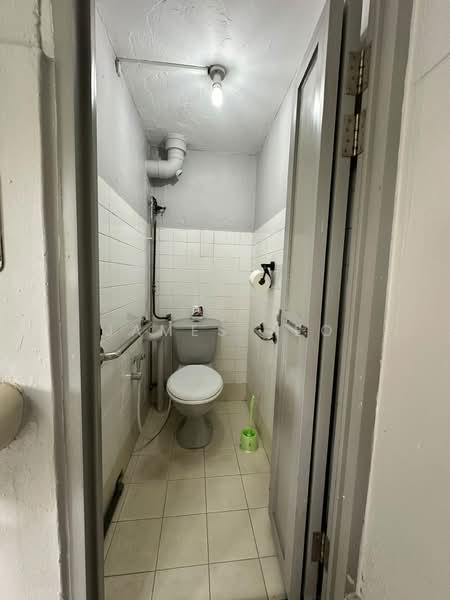106 Henderson Crescent, 106 Henderson Crescent, 3 Bedrooms, 871 sqft, HDB Flat For Sale, by James Yeo, 500191022 - Bathroom - PropertyGuru.com.sg