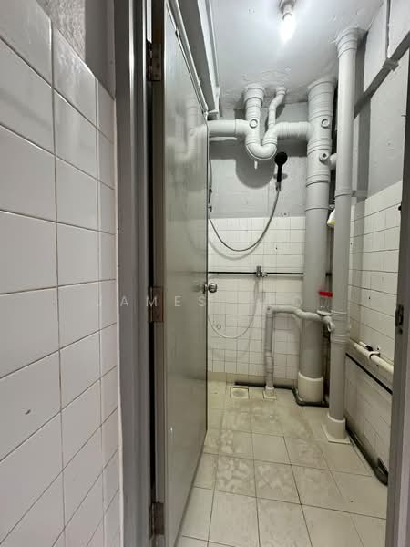 106 Henderson Crescent, 106 Henderson Crescent, 3 Bedrooms, 871 sqft, HDB Flat For Sale, by James Yeo, 500191022 - Bathroom - PropertyGuru.com.sg