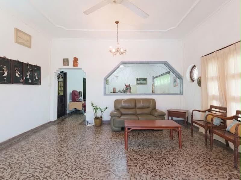 Frankel Dr/ Siglap Plain/ Siglap View, Siglap Hill / Frankel Walk, 5 Bedrooms, 2,800 sqft, Detached House For Sale, by Claire Lim, 500191048 - PropertyGuru.com.sg