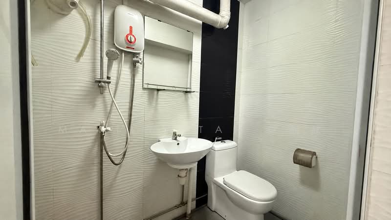 353 Woodlands Avenue 1, 353 Woodlands Avenue 1, 4 Bedrooms, 1,302 sqft, HDB Flat For Sale, by Marilyn Tan 陈凯欣, 500191168 - Bathroom - PropertyGuru.com.sg