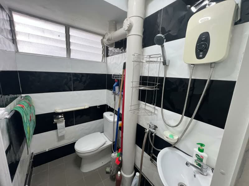 364 Clementi Avenue 2, 364 Clementi Avenue 2, 3 Bedrooms, 720 sqft, HDB Flat For Rent, by Ben Lau, 500191177 - Common Bathroom - PropertyGuru.com.sg