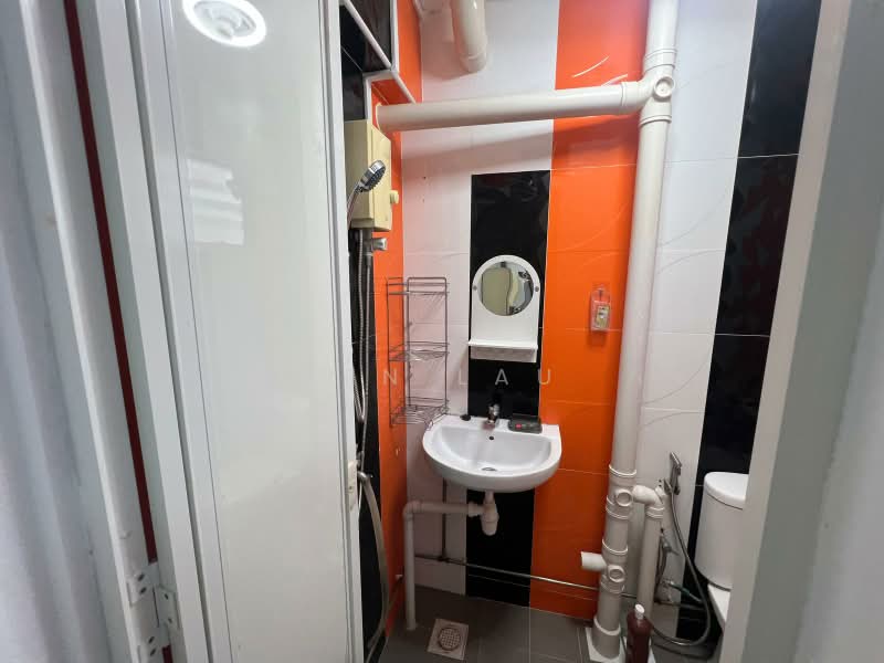 364 Clementi Avenue 2, 364 Clementi Avenue 2, 3 Bedrooms, 720 sqft, HDB Flat For Rent, by Ben Lau, 500191177 - Master Bathroom - PropertyGuru.com.sg