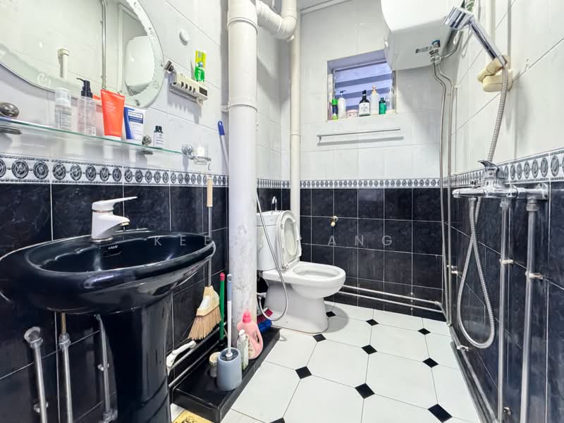 319 Woodlands Street 31, 319 Woodlands Street 31, 2 Bedrooms, 786 sqft, HDB Flat For Sale, by Keesya Ang, 500191208 - Bathroom - PropertyGuru.com.sg