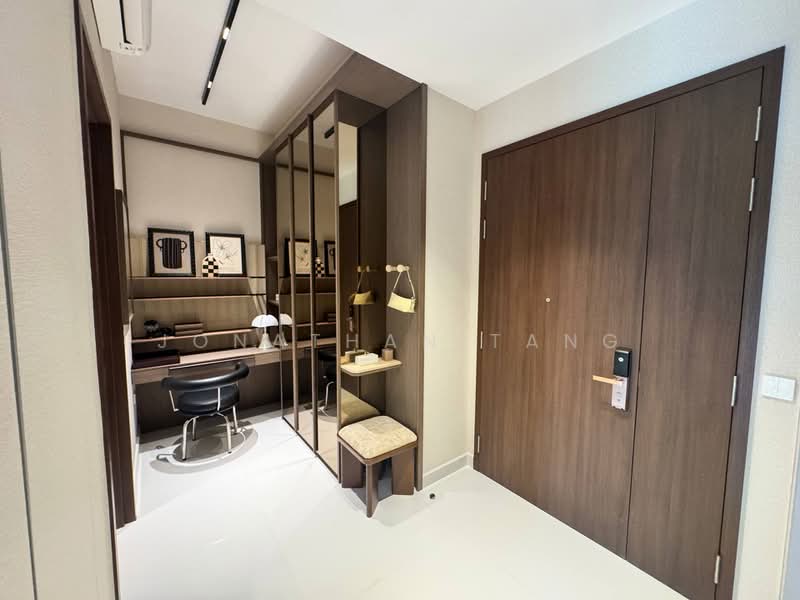 Parksuites, 18 Holland Grove Road, 1 Bedroom, 624 sqft, Condominium For Sale, by Jonathan Tang, 500191210 - Entrance - PropertyGuru.com.sg