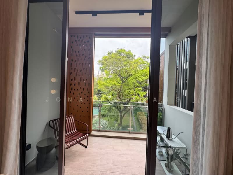 Parksuites, 18 Holland Grove Road, 1 Bedroom, 624 sqft, Condominium For Sale, by Jonathan Tang, 500191210 - Balcony - PropertyGuru.com.sg