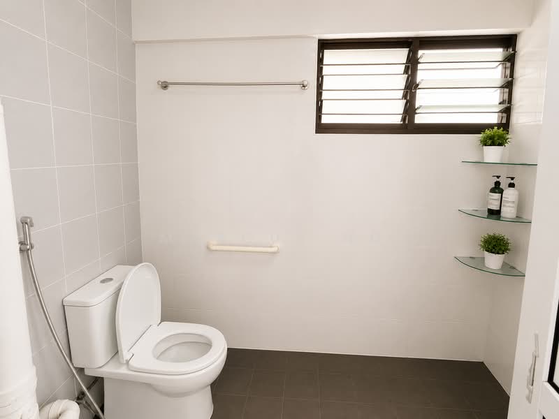 433 Jurong West Street 42, 433 Jurong West Street 42, 3 Bedrooms, 1,119 sqft, HDB Flat For Sale, by Marcus Ng, 500191213 - Bathroom - PropertyGuru.com.sg