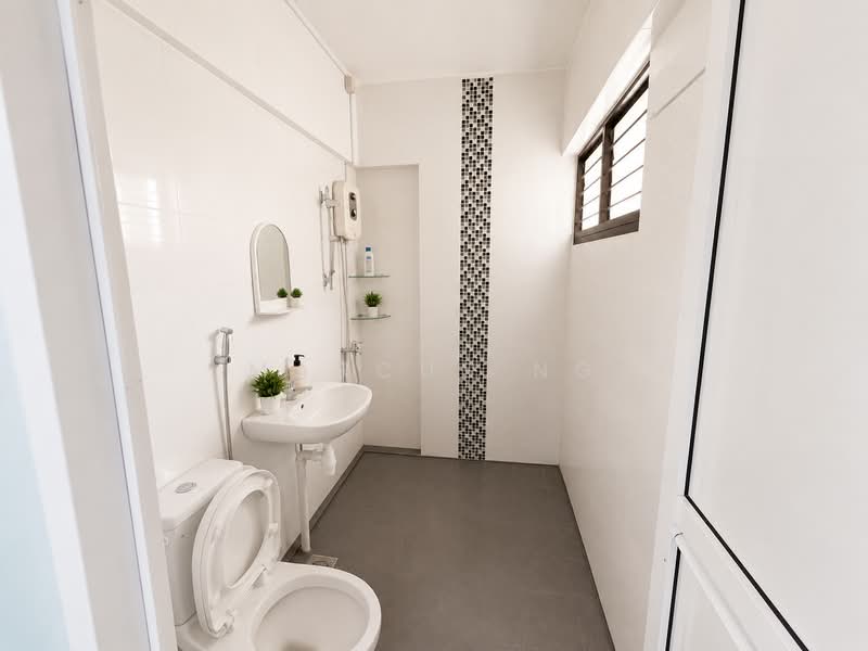 433 Jurong West Street 42, 433 Jurong West Street 42, 3 Bedrooms, 1,119 sqft, HDB Flat For Sale, by Marcus Ng, 500191213 - Bathroom - PropertyGuru.com.sg