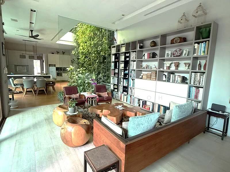 ⭐️$18XX PSF BUILT⭐️SIGLAP⭐️1KM TAO NAN⭐️MOVE IN⭐️超值精选豪宅⭐️, MOVE IN | POOL | 6000SQF BUILT UP | MRT MALL 700M | 3 CARS, 5 Bedrooms, 6,000 sqft, Semi-Detached House For Sale, by Andrew Goh, 500191340 - Living Room - PropertyGuru.com.sg