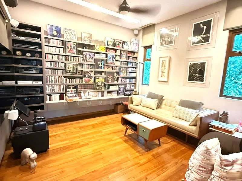 ⭐️$18XX PSF BUILT⭐️SIGLAP⭐️1KM TAO NAN⭐️MOVE IN⭐️超值精选豪宅⭐️, MOVE IN | POOL | 6000SQF BUILT UP | MRT MALL 700M | 3 CARS, 5 Bedrooms, 6,000 sqft, Semi-Detached House For Sale, by Andrew Goh, 500191340 - Living Room - PropertyGuru.com.sg