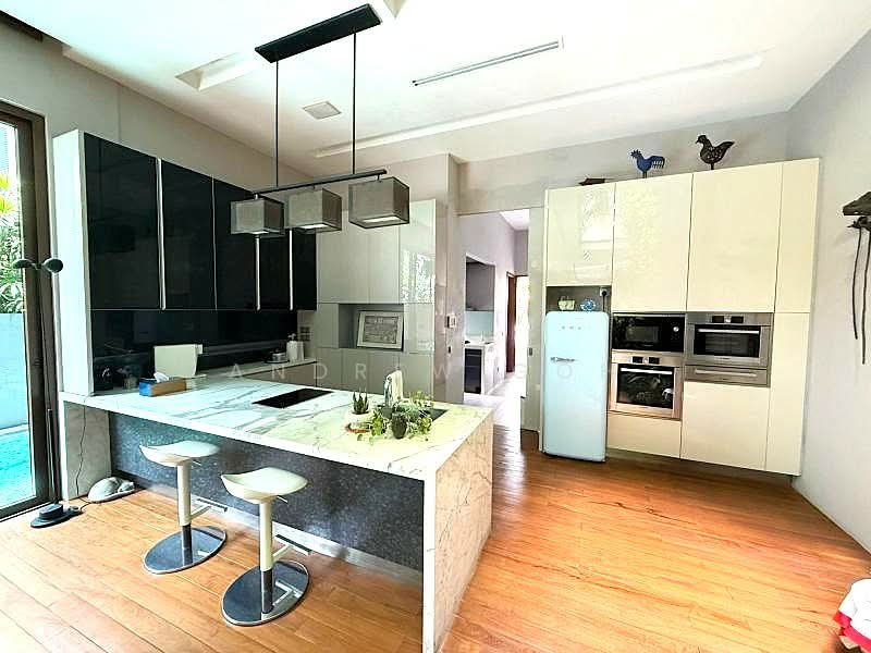 ⭐️$18XX PSF BUILT⭐️SIGLAP⭐️1KM TAO NAN⭐️MOVE IN⭐️超值精选豪宅⭐️, MOVE IN | POOL | 6000SQF BUILT UP | MRT MALL 700M | 3 CARS, 5 Bedrooms, 6,000 sqft, Semi-Detached House For Sale, by Andrew Goh, 500191340 - Kitchen - PropertyGuru.com.sg