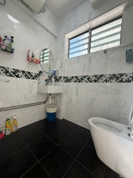 511 Jurong West Street 52, 511 Jurong West Street 52, 2 Bedrooms, 796 sqft, HDB Flat For Sale, by Irene ., 500191358 - Common Bathroom - PropertyGuru.com.sg