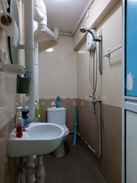 14 Taman Ho Swee, 14 Taman Ho Swee, 2 Bedrooms, 581 sqft, HDB Flat For Rent, by Phoebe Pua Hui Bee, 500191384 - Bathroom - PropertyGuru.com.sg