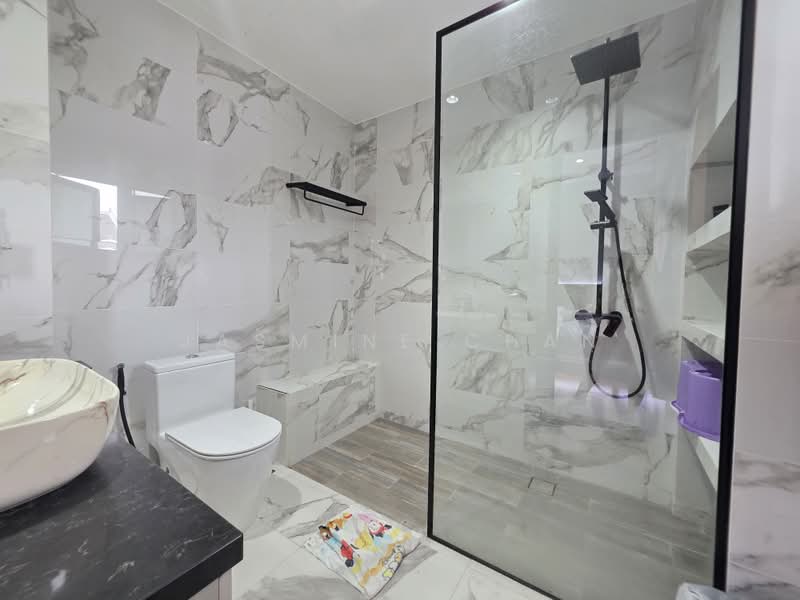 Rare Freehold Chestnut Terrace 10 mins walk to MRT, Chestnut Green, 4 Bedrooms, 2,900 sqft, Terraced House For Sale, by Jasmine Chan, 500191419 - Bathroom - PropertyGuru.com.sg