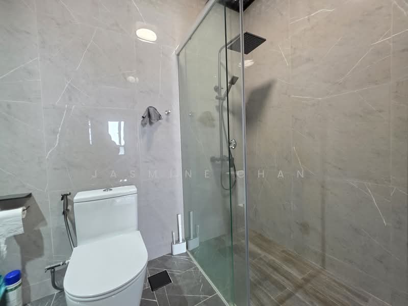 Rare Freehold Chestnut Terrace 10 mins walk to MRT, Chestnut Green, 4 Bedrooms, 2,900 sqft, Terraced House For Sale, by Jasmine Chan, 500191419 - Bathroom - PropertyGuru.com.sg