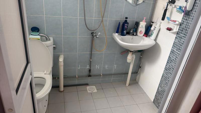 276 Yishun Street 22, 276 Yishun Street 22, Sembawang / Yishun, 3 Bedrooms, 904 sqft, HDB Flat For Rent, by Janet Tan, 500191458 - Bathroom - PropertyGuru.com.sg