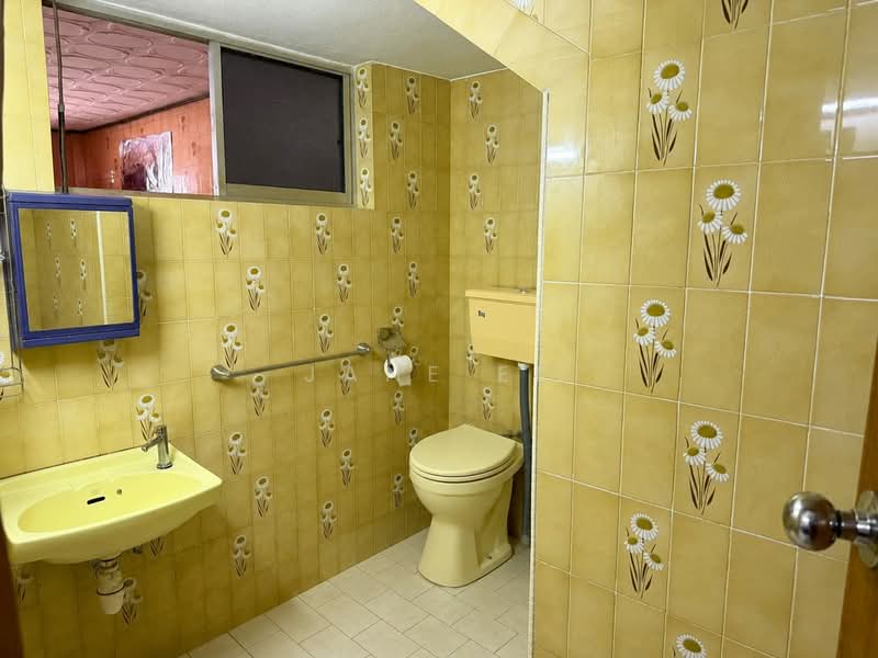 Hoover Park, Chun Tin Road, 4 Bedrooms, 3,000 sqft, Terraced House For Sale, by Jane Ee, 500191462 - Bathroom - PropertyGuru.com.sg