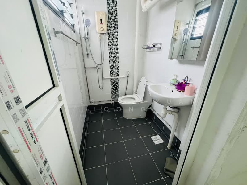 126 Yishun Street 11, 126 Yishun Street 11, 3 Bedrooms, 1,001 sqft, HDB Flat For Sale, by James Poh Yuan Loong, 500191547 - Bathroom - PropertyGuru.com.sg
