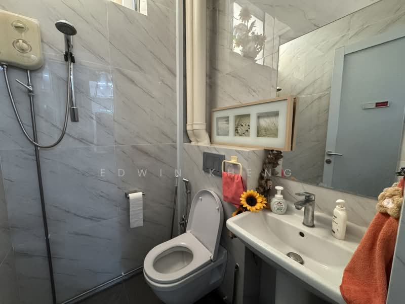 Novelty BizCentre, 18 Howard Road, 1,249 sqft, Light Industrial (B1) For Rent, by Edwin Kheng, 500191552 - Bathroom - CommercialGuru.com.sg