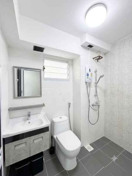 647 Punggol Central, 647 Punggol Central, 3 Bedrooms, 1,184 sqft, HDB Flat For Sale, by Adrian Sim ๆฒๅ้กบ, 500191563 - Bathroom - PropertyGuru.com.sg