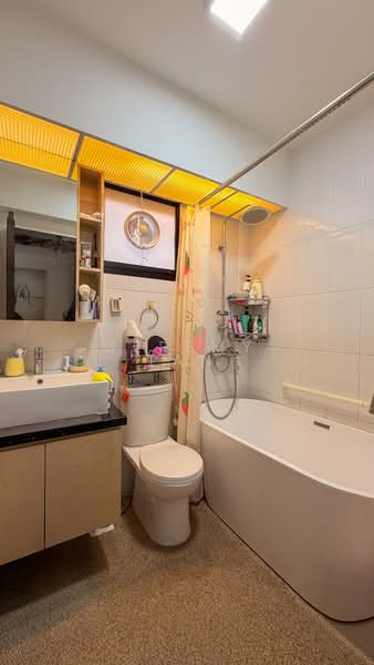 120A Edgedale Plains, , 3 Bedrooms, 1,001 sqft, HDB Flat For Sale, by Jeremy Tan, 500191596 - Master Bathroom - PropertyGuru.com.sg