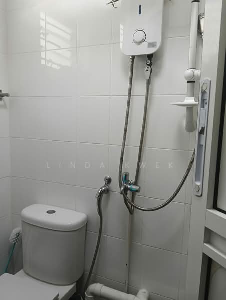 215 Serangoon Avenue 4, 215 Serangoon Avenue 4, Room Rental, 150 sqft, HDB Flat For Rent, by Linda Kwek, 500191616 - Bathroom - PropertyGuru.com.sg