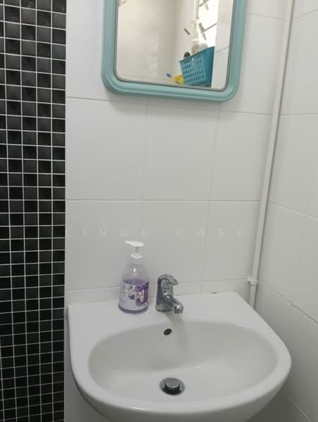 215 Serangoon Avenue 4, 215 Serangoon Avenue 4, Room Rental, 150 sqft, HDB Flat For Rent, by Linda Kwek, 500191616 - Bathroom - PropertyGuru.com.sg