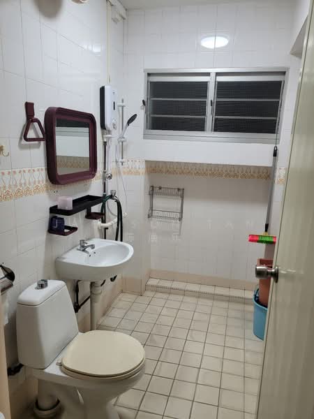 88 Redhill Close, 88 Redhill Close, Room Rental, 250 sqft, HDB Flat For Rent, by Jackson Tan 陈涣乐, 500191630 - Bathroom - PropertyGuru.com.sg