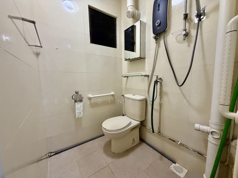 93 Bedok North Avenue 4, 93 Bedok North Avenue 4, 3 Bedrooms, 990 sqft, HDB Flat For Sale, by Geraldine Kwok, 500191643 - Bathroom - PropertyGuru.com.sg