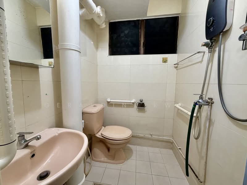 93 Bedok North Avenue 4, 93 Bedok North Avenue 4, 3 Bedrooms, 990 sqft, HDB Flat For Sale, by Geraldine Kwok, 500191643 - Bathroom - PropertyGuru.com.sg