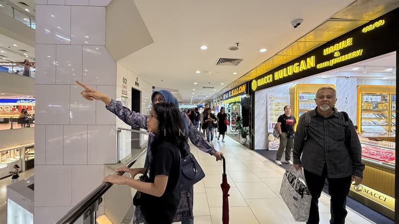 Lucky Plaza, 304 Orchard Road, 231 sqft, Mall Shop For Rent, by Alvin Chua, 500191683 - Corridor - CommercialGuru.com.sg