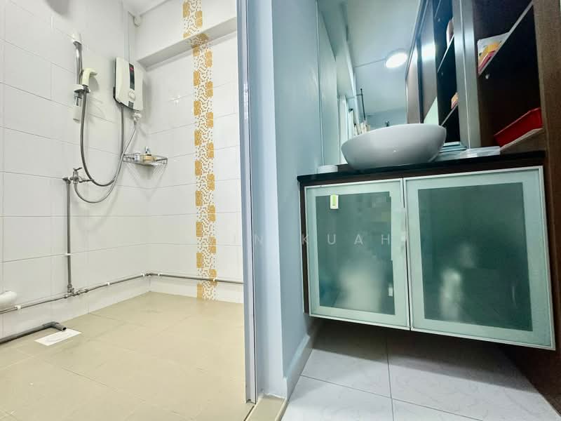 660 Yishun Avenue 4, 660 Yishun Avenue 4, 3 Bedrooms, 904 sqft, HDB Flat For Sale, by Kavin Kuah, 500191693 - Bathroom - PropertyGuru.com.sg