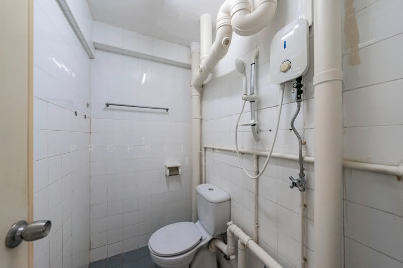 10 Jalan Bukit Ho Swee, 10 Jalan Bukit Ho Swee, 1 Bedroom, 366 sqft, HDB Flat For Sale, by Kit Toh, 500191715 - Bathroom - PropertyGuru.com.sg