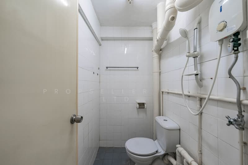 10 Jalan Bukit Ho Swee, 10 Jalan Bukit Ho Swee, 1 Bedroom, 366 sqft, HDB Flat For Sale, by Kit Toh, 500191715 - Bathroom - PropertyGuru.com.sg