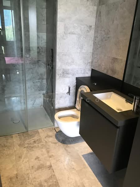 OUE Twin Peaks, 33 Leonie Hill Road, 1 Bedroom, 571 sqft, Condominium For Rent, by Renee Nicole Lee, 500191721 - Bathroom - PropertyGuru.com.sg